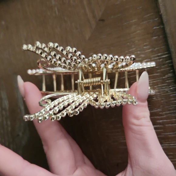 Pearl and gold butterfly hair clip - Picture 2 of 4